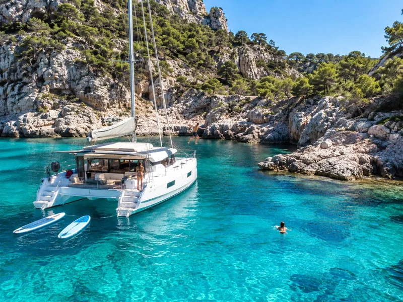 Katamaran-Tour zu den Calanques mit Stand-Up-Paddling