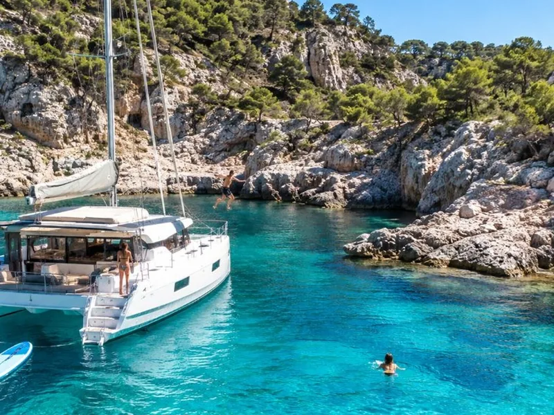 Katamaran-Ausflug zu den Calanques mit Picknick und Schwimmen